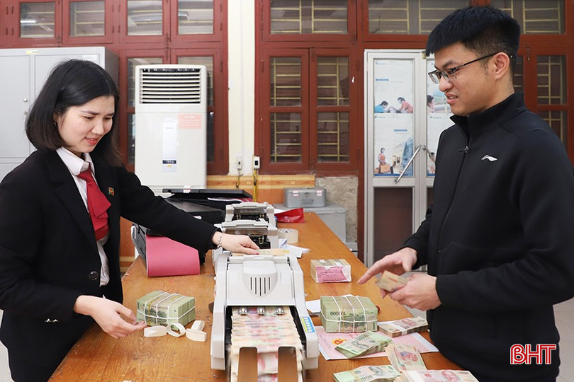 Agribank Can Lộc chủ động cung ứng các mệnh giá tiền phục vụ nhu cầu của người dân trong dịp tết. bqbht_br_img-0223.jpg