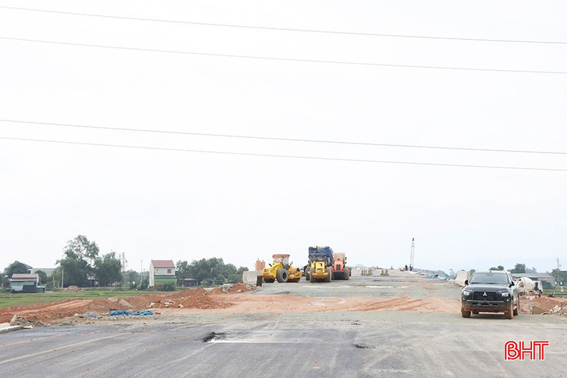 Các địa phương chậm di dời hệ thống điện truyền tải ảnh hưởng đến tiến độ thi công cao tốc Bắc - Nam phía Đông đoạn qua Hà Tĩnh. bqbht_br_z6072830832424-b58f99a58391e23ac587034bbd691518.jpg