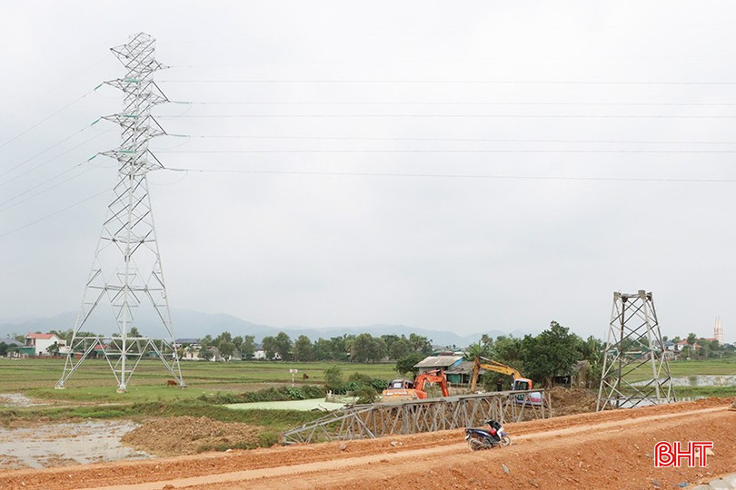Khối lượng thi công mới, di dời hệ thống đường dây 220 kV phục vụ thi công cao tốc Bắc - Nam phía Đông đoạn qua huyện Thạch Hà mới chỉ đạt 55% khối lượng. bqbht_br_z6072827189109-ce48a4000b12eeabd88dfba4b85f2286.jpg