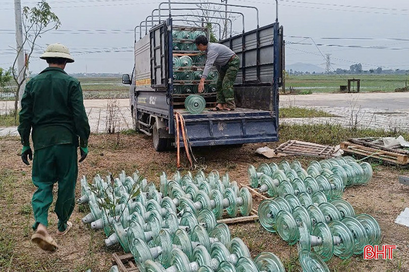 Nhà thầu tập trung vật tư, thiết bị, chuẩn bị thi công dựng cột, kéo dây 220 kV tại xã Thanh Bình Thịnh (Đức Thọ). bqbht_br_z6195222344249-ec21c4c85c3db0b1decb6b0196781992.jpg
