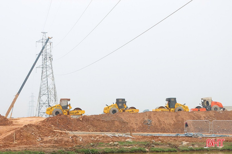 Các địa phương tập trung đẩy nhanh tiến độ di dời đường điện để bàn giao mặt bằng phục vụ thi công dự án cao tốc Bắc - Nam phía Đông đoạn qua địa bàn. bqbht_br_z6195033747720-fdcc493ae4452ed7eefe169b7537135c.jpg