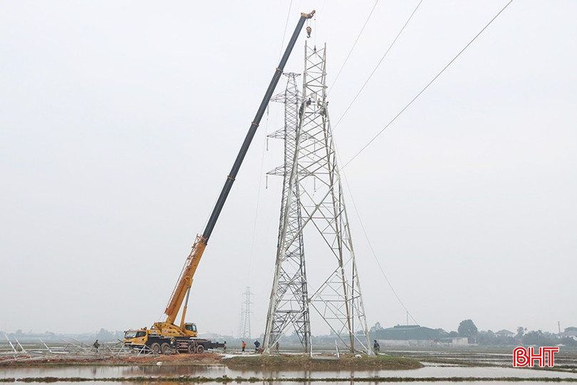 Nhà thầu đang tập trung dựng cột, kéo dây đường dây 220 kV tại xã Tân Lâm Hương (thuộc địa phận huyện Thạch Hà cũ, nay là TP Hà Tĩnh). bqbht_br_z6195020257966-2d11141e60a9b141507fb3ca2eb21113.jpg