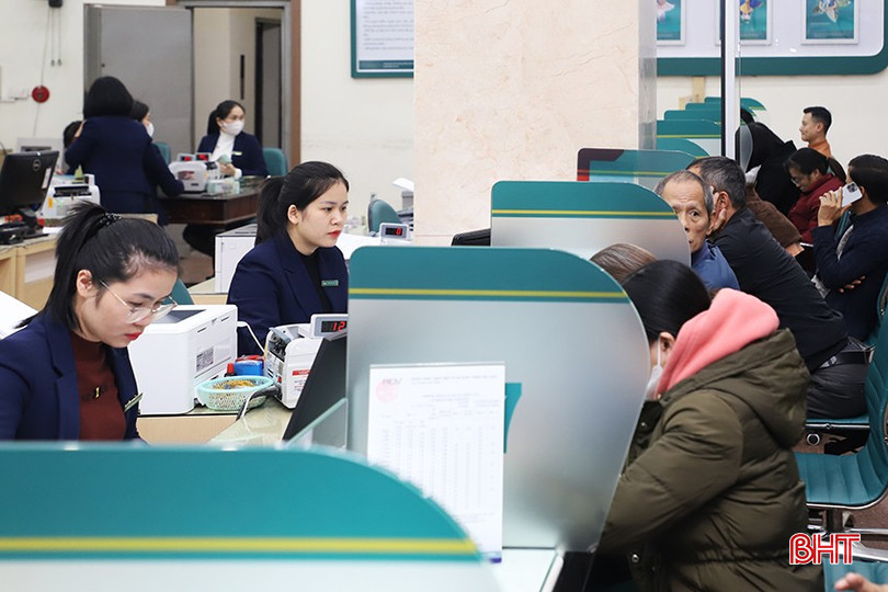 Khách hàng gửi tiết kiệm tại BIDV Chi nhánh Hà Tĩnh những ngày đầu năm mới 2025. bqbht_br_094.jpg