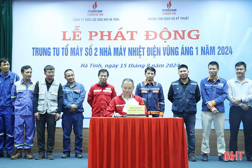 Ông Trịnh Bảo Ngọc - Giám đốc Công ty Điện lực Dầu khí Hà Tĩnh ký giao ước thi đua hoàn thành các hạng mục trung tu tổ máy số 2, Nhà máy Nhiệt điện Vũng Áng 1. 89.JPG