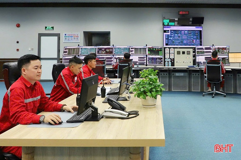 Mühendisler, Vung Ang 1 Termik Santrali'nin Merkezi Kontrol Odası'ndaki jeneratörleri çalıştırıyor. bqbht_br_0965.jpg