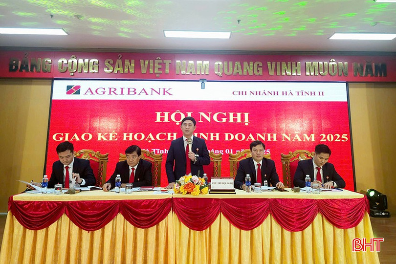 Ông Võ Văn Nhất - Giám đốc Agribank Chi nhánh Hà Tĩnh II điều hành hội nghị triển khai nhiệm vụ kinh doanh năm 2025. bqbht_br_z6242646591512-20f903f9bc1634e34cf3d162d2299ee2.jpg