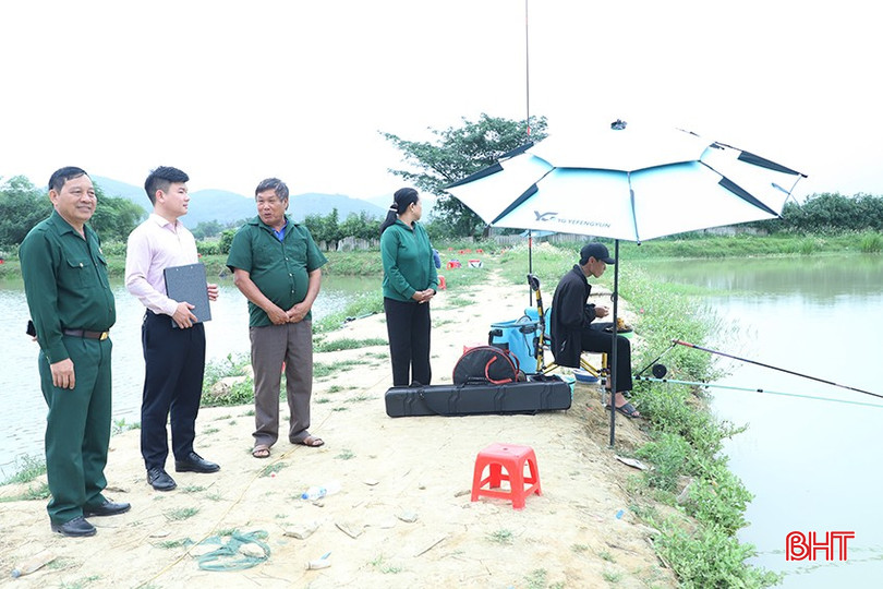 Gia đình cựu binh Trần Văn Phúc (xã Kỳ Bắc, huyện Kỳ Anh) đầu tư dịch vụ câu cá và chăn nuôi đặc sản cho doanh thu 2 tỷ đồng/năm. bqbht_br_100-3.jpg