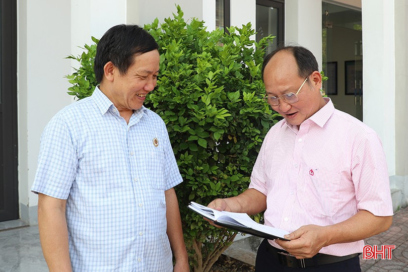 Lãnh đạo Ngân hàng CSXH TX Hồng Lĩnh và Hội Cựu chiến binh thị xã trao đổi về tín dụng chính sách. bqbht_br_100-1.jpg