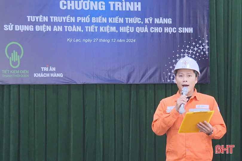 Công nhân Điện lực Kỳ Anh tuyên truyền các biện pháp sử dụng điện an toàn, tiết kiệm tại Trường Tiểu học và THCS xã Kỳ Lạc (huyện Kỳ Anh). bqbht_br_z6179616131545-163cc48ef5a61bf0c4f8fc3f1d16db82.jpg
