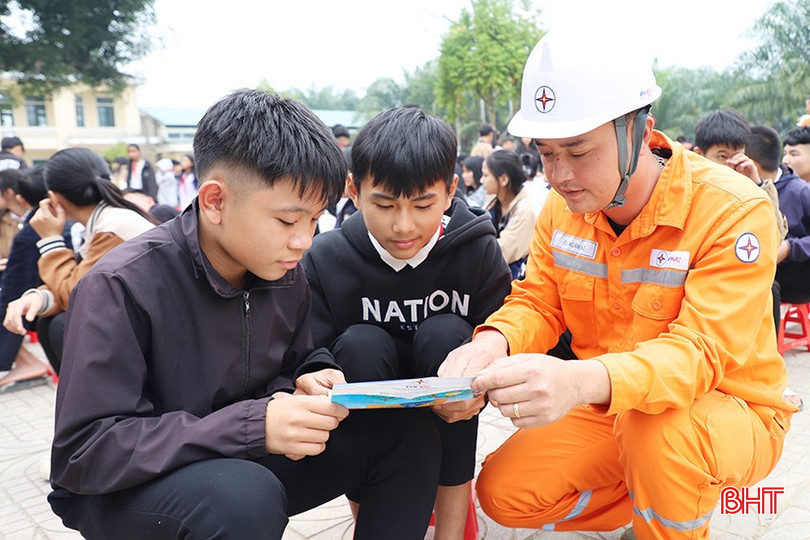 Em Lê Hoàng Duy – Lớp 9B, Trường Tiểu học và THCS Sơn Hồng được trang bị các kiến thức, kỹ năng sử dụng điện an toàn. bqbht_br_img-8845.jpg