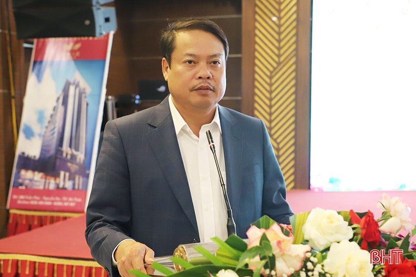 Ông Nguyễn Văn Trung - Giám đốc NHNN Chi nhánh tỉnh Hà Tĩnh trình bày tham luận: "Thực trạng quan hệ thanh toán, chuyển tiền song phương giữa các tổ chức, đơn vị trên địa bàn Hà Tĩnh với Lào; các nhiệm vụ, giải pháp và kiến nghị, đề xuất nhằm phát huy hiệu quả Thông tư 04/2024/TT-NHNN thúc đẩy phát triển quan hệ thanh toán, chuyển tiền song phương Việt Nam - Lào trong thời gian tới". bqbht_br_301.jpg