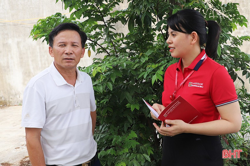 Cán bộ Agribank Cẩm Xuyên nắm bắt tình hình đầu tư của khách hàng. bqbht_br_059.jpg