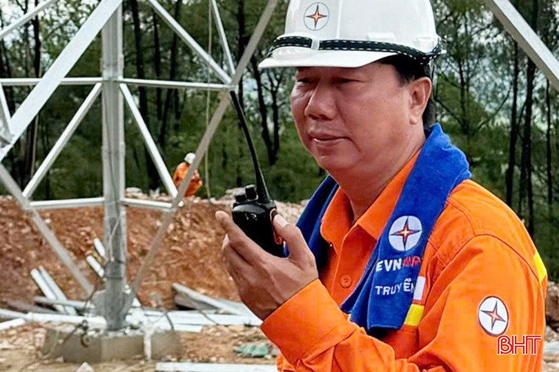Phó Giám đốc Truyền tải điện Hà Tĩnh Phan Tuấn Chung trực tiếp chỉ đạo dựng cột 220 kV tại tỉnh Quảng Ninh. z5836820355821_9aaf946eedffe812b2b1aca782e1c6d0.jpg