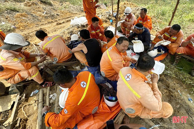 Những bữa cơm ăn vội của công nhân tại hiện trường để sớm nối thông dòng điện. z5836512350575_20873ac11bcea07facc87079a5eb4c57.jpg