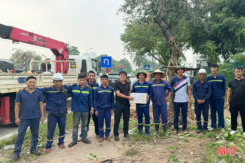 Giám đốc Công ty CP Môi trường và công trình đô thị Hà Tĩnh Nguyễn Duy Bằng (thứ 6 từ trái qua) tặng quà động viên đội xung kích làm nhiệm vụ tại TP Hà Nội. z5833146392281_d4020adc833b3a73b7d43037a1022e11.jpg