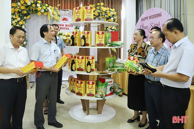 Đại biểu tham quan các sản phẩm. 900.JPG