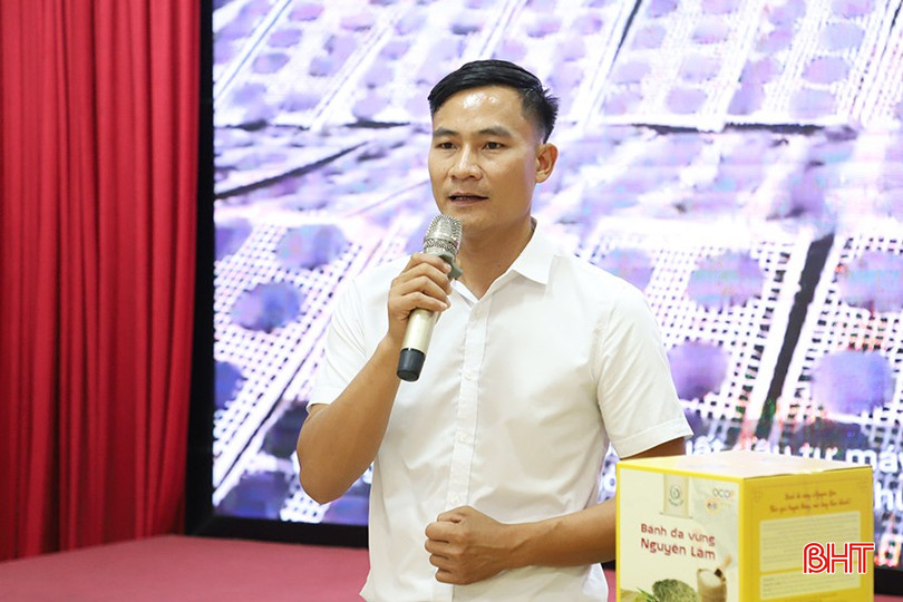 Ông Lê Văn Duẩn - Giám đốc HTX Nguyên Lâm (huyện Kỳ Anh) báo cáo quá trình sản xuất sản phẩm bánh đa vừng Nguyên Lâm. 98.jpg