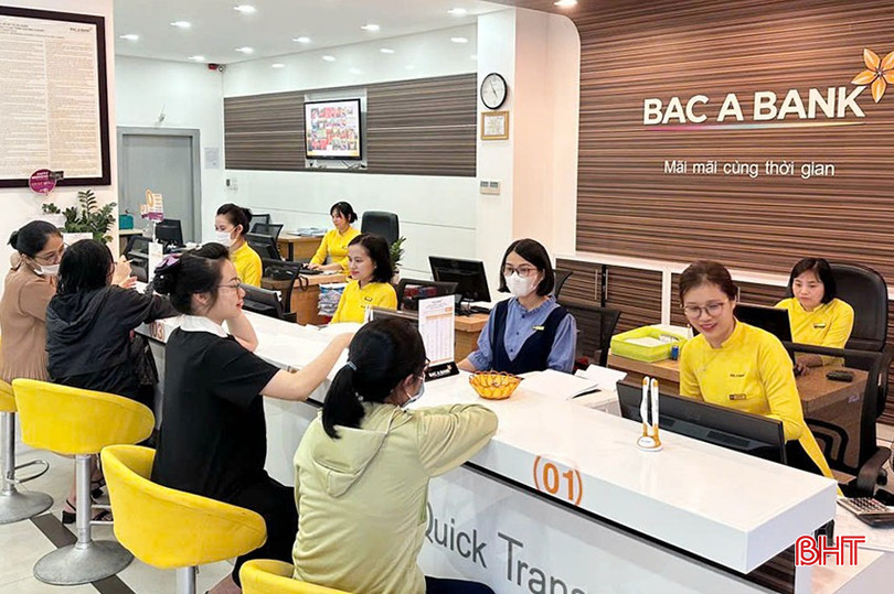 Khách hàng đến giao dịch tại Bắc Á Bank Hà Tĩnh. bqbht_br_z6035456147267-6aa543ea6160c198b68286ac737ef44c.jpg