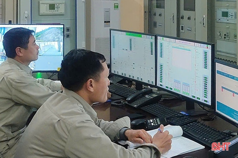 Kỹ sư vận hành các tổ máy phát điện tại Nhà máy Thủy điện Hương Sơn (xã Sơn Kim 1, huyện Hương Sơn). bqbht_br_z6304590144077-f5428425aa3213f437cf5855bb15317e.jpg