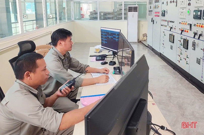 Kỹ sư vận hành tại Nhà máy Thủy điện Hương Sơn 2. bqbht_br_z6606799365715-8ce0824f7b1143d85312e582ef168aa3.jpg