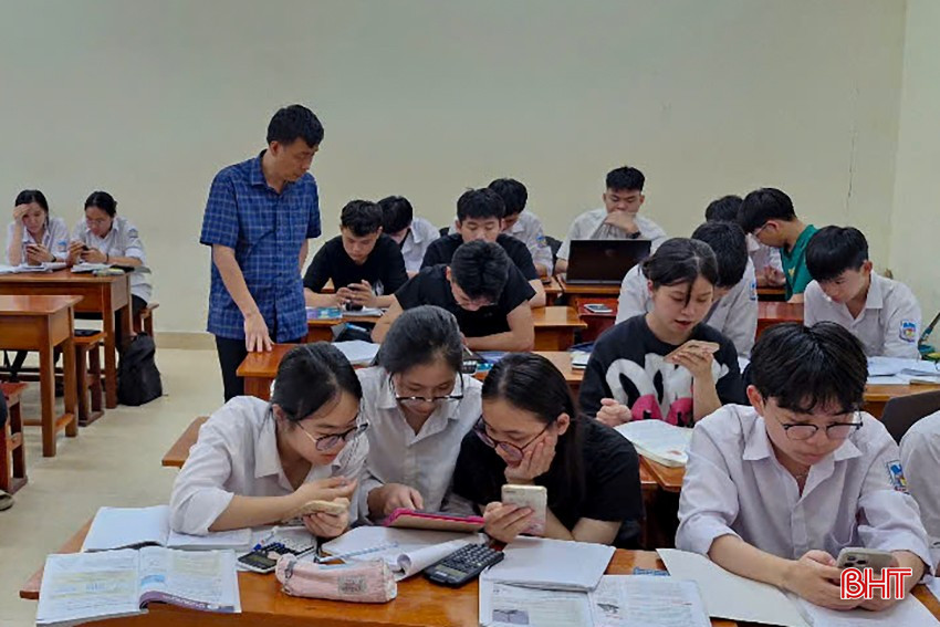 Thông qua hình thức trực tuyến, các trường học triển khai ôn tập cho học sinh theo hướng dẫn của đội ngũ giáo viên cốt cán. bqbht_br_14.jpg