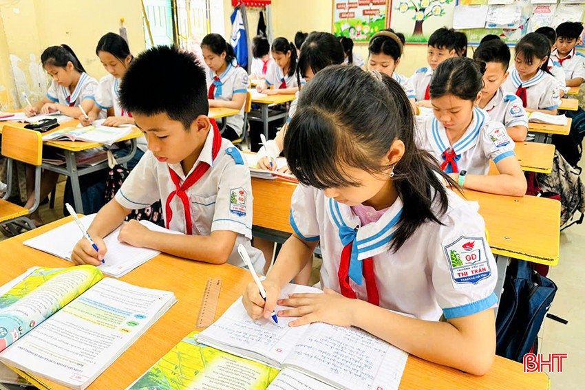 Học sinh Trường Tiểu học 1 thị trấn Thạch Hà đã được trang bị kỹ năng nghe, ghi những phần kiến thức được học. bqbht_br_a3.jpg