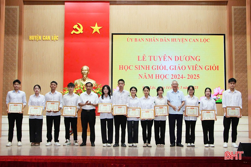 Đại diện lãnh đạo Hội khuyến học Hà Tĩnh, UBND huyện Can Lộc trao giấy khen cho các học sinh đạt giải cấp tỉnh. bqbht_br_23.jpg