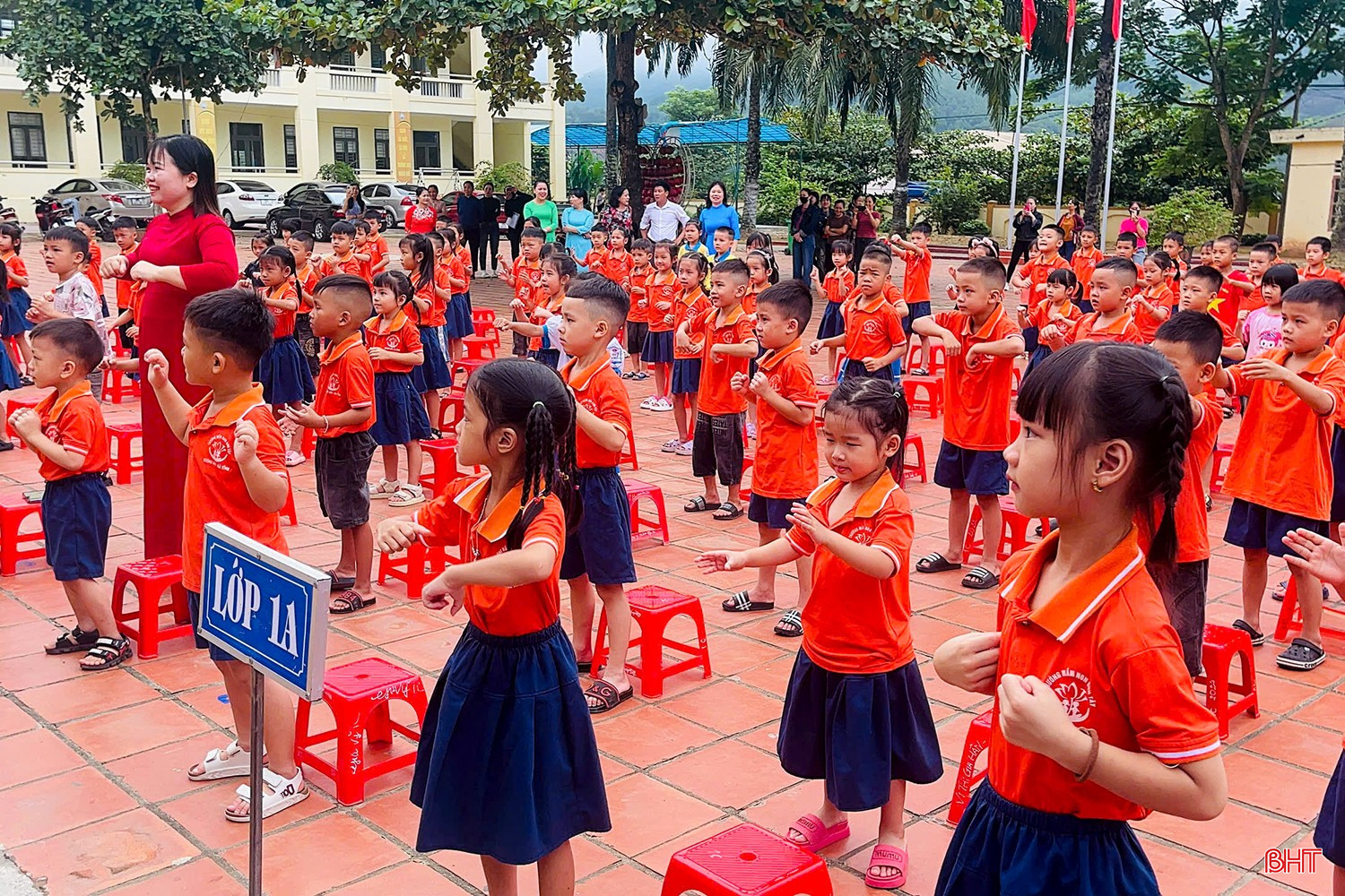 Học sinh lớp 1, Trường Tiểu học Sơn Tây (xã Sơn Tây) tự tin với bài thể dục đầu tiên trong ngày tựu trường.