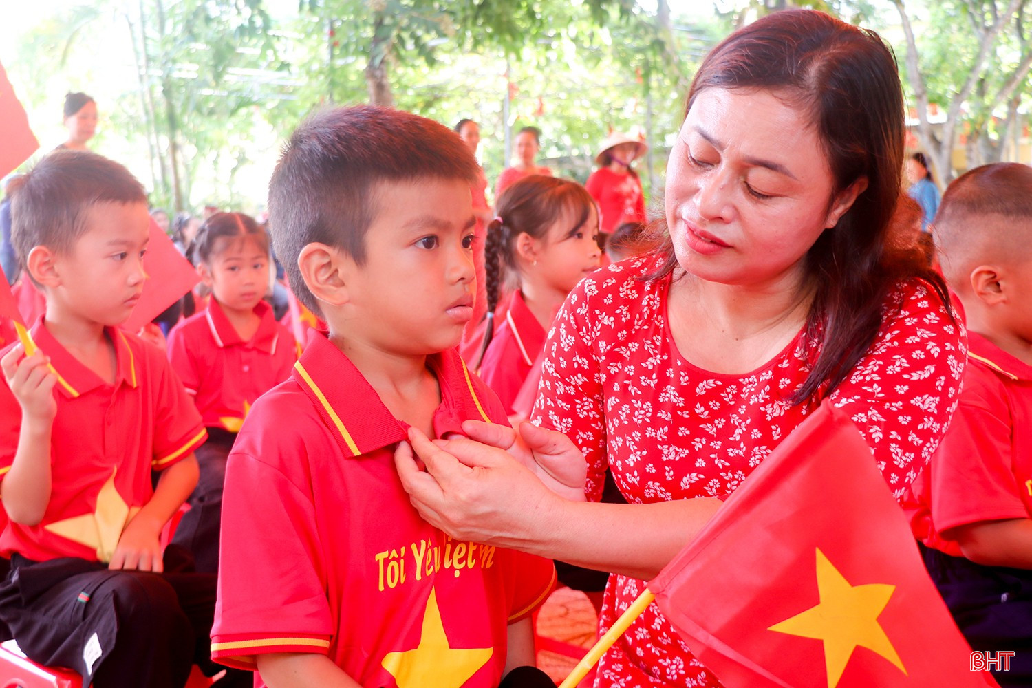 សិស្សថ្នាក់ទីមួយជិត 100 នៅសាលាបឋមសិក្សា Mai Phu (ឃុំ Mai Phu) ក៏បានចាប់ផ្តើមចូលរៀនថ្ងៃដំបូងរបស់ពួកគេផងដែរ។ Gần 100 học sinh lớp 1, Trường Tiểu học Mai Phụ (xã Mai Phụ) cũng đã bước vào ngày tựu trường.