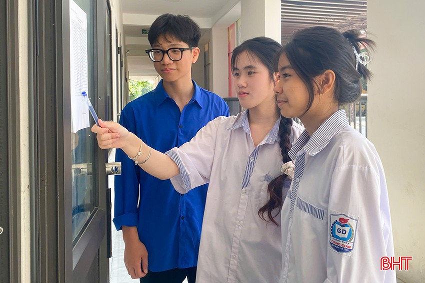 Học sinh Trường THCS Cương Gián (Nghi Xuân) kiểm tra số báo danh trước khi vào phòng thi. bqbht_br_1.jpg