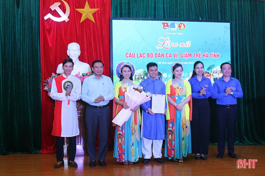 Đại diện Sở VH-TT&DL, Tỉnh đoàn trao quyết định thành lập và tặng hoa chúc mừng Câu lạc bộ Dân ca ví, giặm trẻ Hà Tĩnh. Đại diện Sở VH-TT&DL, Tỉnh đoàn trao quyết định thành lập và tặng hoa chúc mừng Câu lạc bộ Dân ca ví, giặm trẻ Hà Tĩnh.