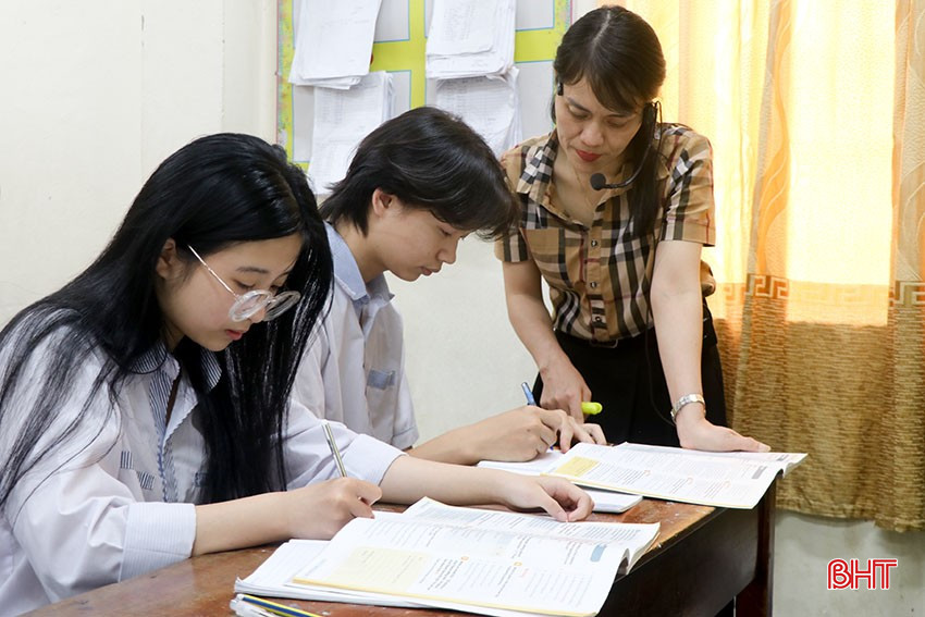 Giáo viên bộ môn bám sát đề thi minh họa để điều chỉnh kế hoạch giảng dạy. bqbht_br_12.jpg