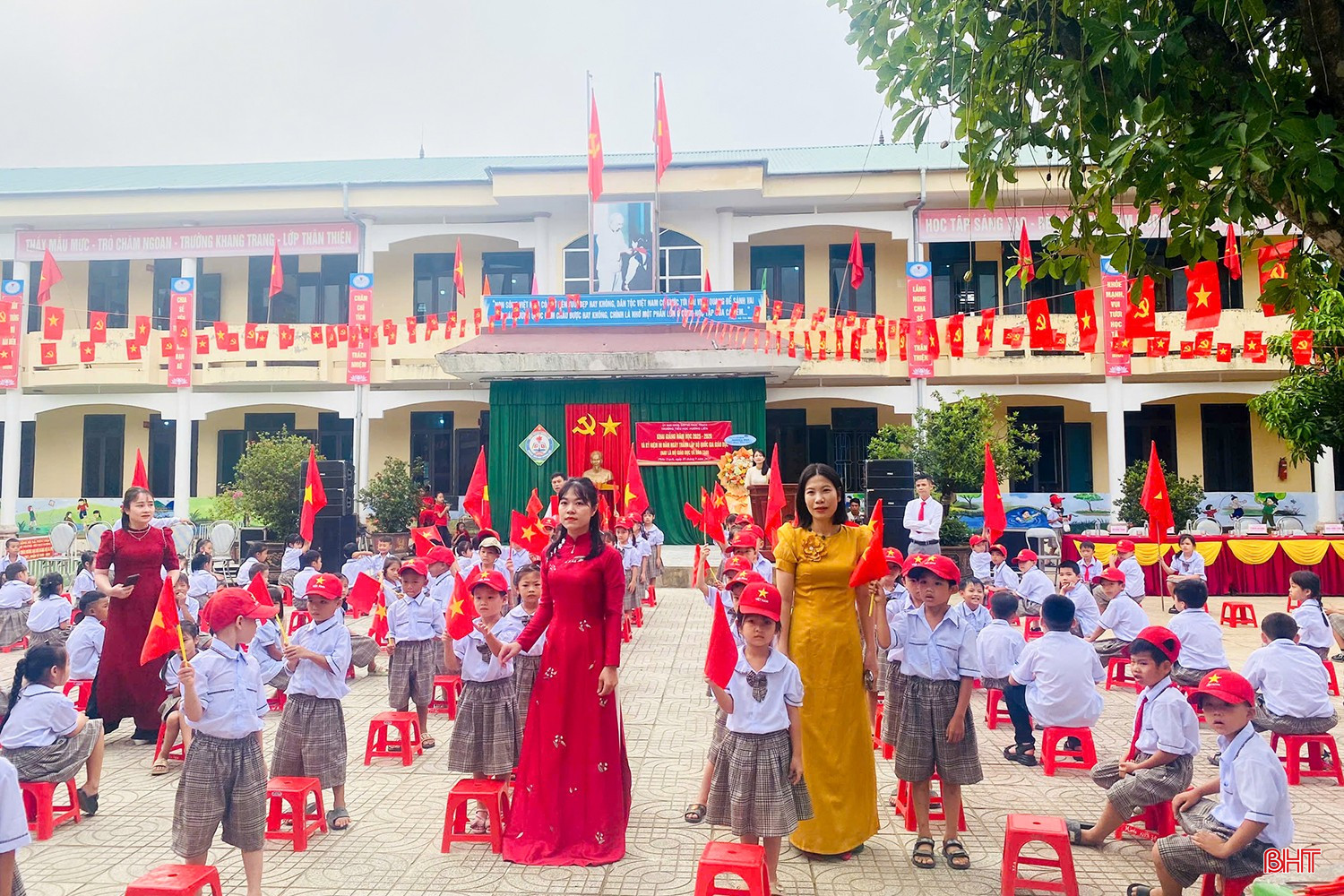 Không khí chào năm học mới của giáo viên, học sinh Trường Tiểu học Hương Liên. bqbht_br_11-6489.jpg
