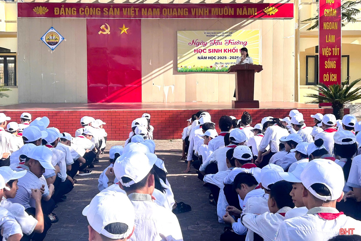 Cũng trong sáng nay, gần 240 học sinh khối 9 Trường THCS Mỹ Châu (xã Mai Phụ) đã có mặt ở trường nghe các thầy cô giáo phổ biến các nội dung trong những tuần học đầu tiên.