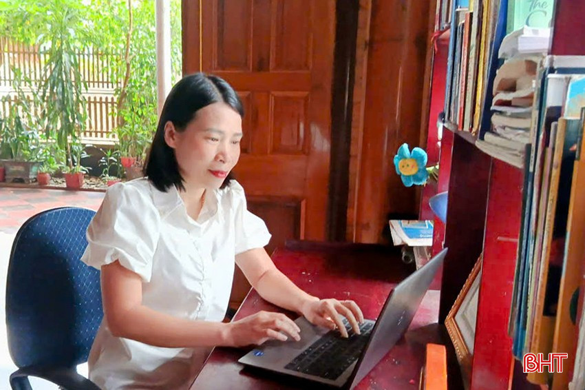 CTV Trần Thị Ngọc Tú- giáo viên Trường THPT Hương Khê mải mê bên từng trang viết. bqbht_br_a11.jpg