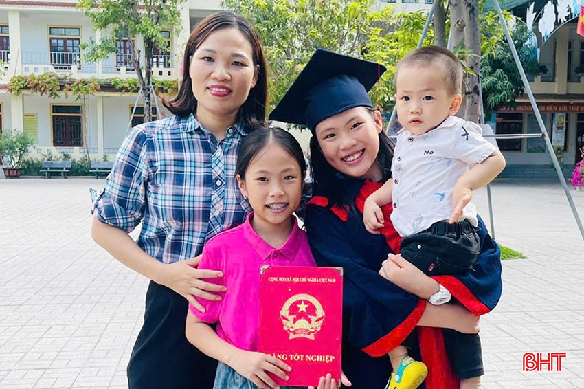 Thuy Duong ជាមួយម្តាយ និងបងប្អូនបង្កើត។ bqbht_br_n1.jpg