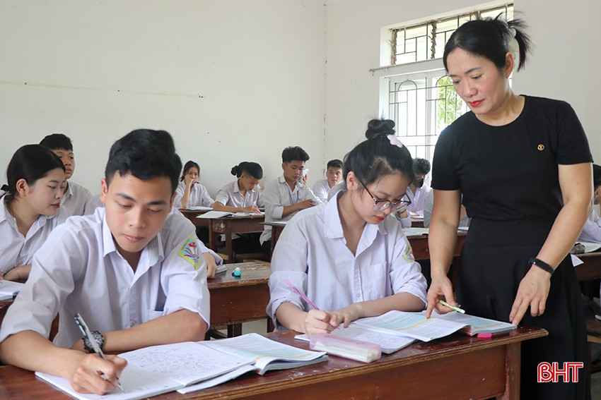 Giáo viên Trường THPT Thành Sen (TP Hà Tĩnh) đồng hành với học sinh trong ôn luyện kiến thức, rèn luyện kỹ năng. bqbht_br_15.jpg