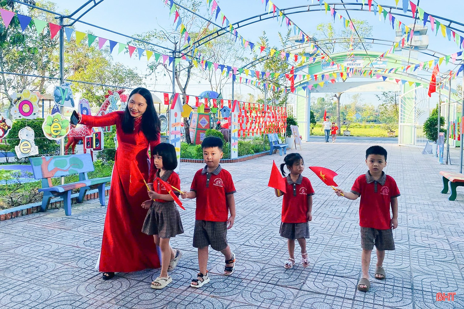 Die leuchtenden Farben des Thach Long Kindergartens (Gemeinde Thach Ha) während der Eröffnungszeremonie des neuen Schuljahres. Sắc màu rực rỡ của Trường Mầm non Thạch Long (xã Thạch Hà) trong lễ khai giảng năm học mới.