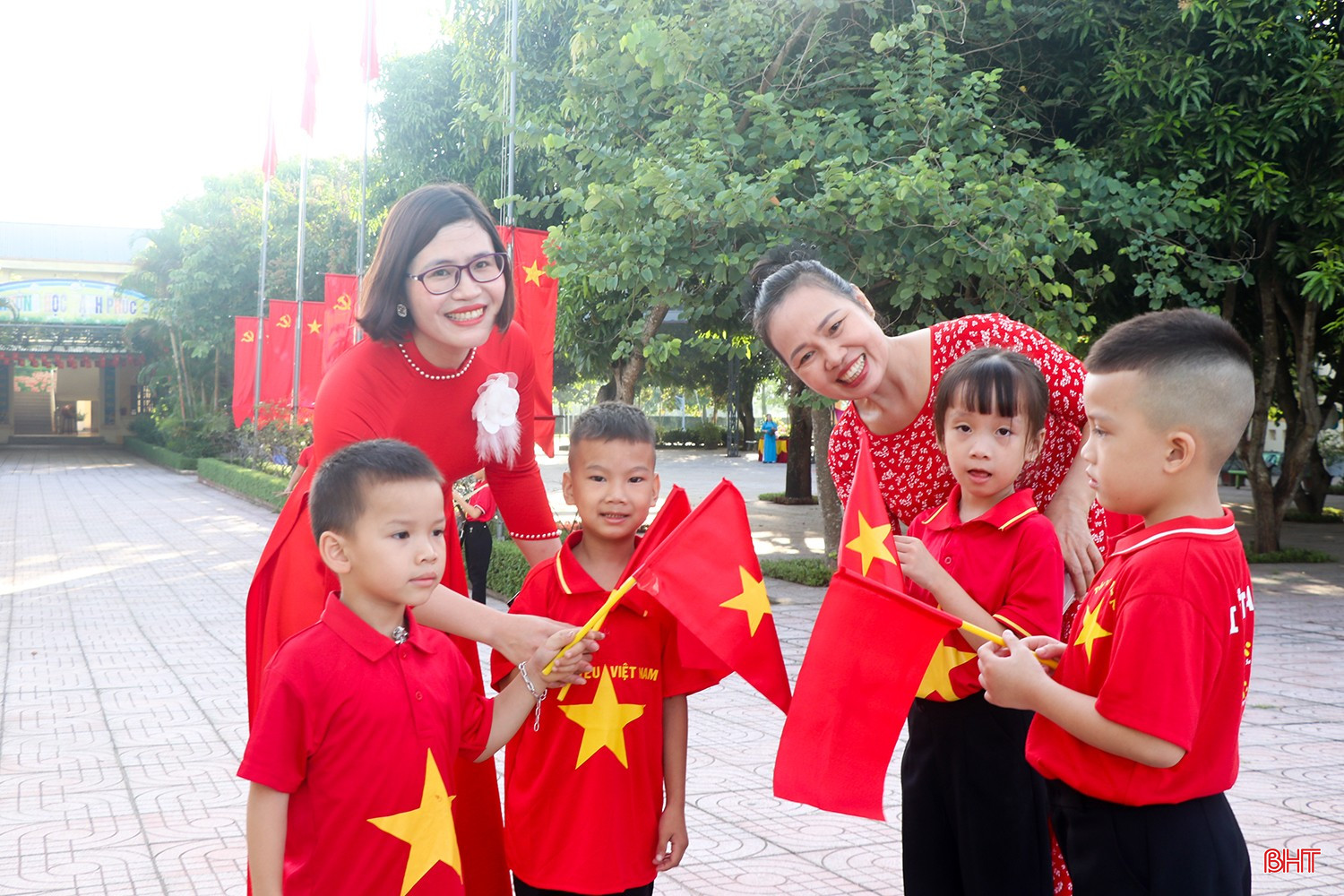 Cô trò Trường Tiểu học Mai Phụ rạng rỡ, tự tin bước vào năm học mới.