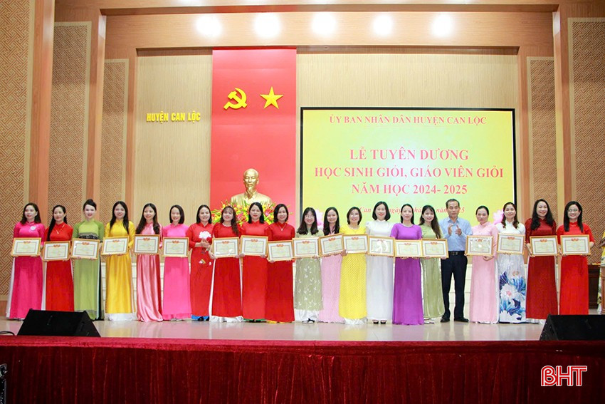Dịp này, huyện Can Lộc cũng khen thưởng, tuyên dương các giáo viên giỏi cấp tỉnh. bqbht_br_24.jpg