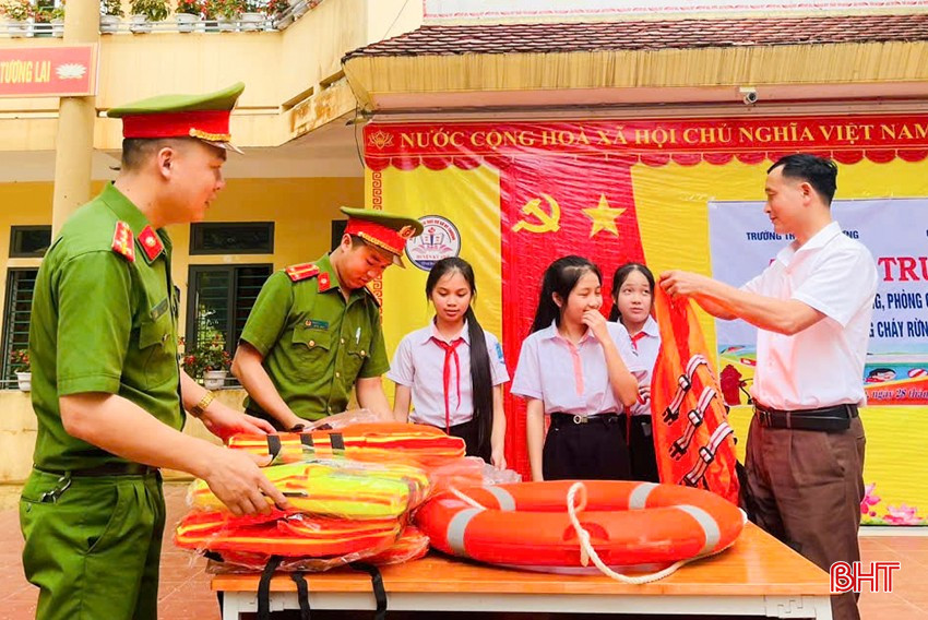 ប៉ូលិស និងលោកគ្រូអ្នកគ្រូនៅអនុវិទ្យាល័យគីធឿង ណែនាំសិស្សពីរបៀបពាក់អាវជីវិតឱ្យបានត្រឹមត្រូវ។ bqbht_br_24.png