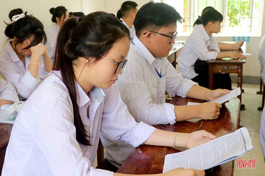 Học sinh tập trung cao độ cho việc luyện đề. bqbht_br_16.jpg