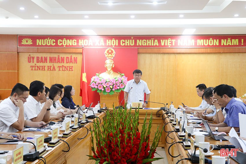 Phó Chủ tịch UBND tỉnh Dương Tất Thắng - Trưởng ban Chỉ đạo các kỳ thi của tỉnh chủ trì cuộc họp. bqbht_br_16.jpg