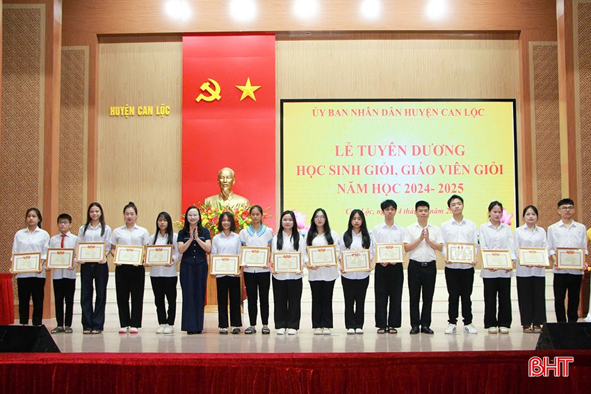 Lãnh đạo Sở GD&ĐT, huyện Can Lộc trao giấy khen cho các học sinh đạt giải quốc gia. bqbht_br_22.jpg