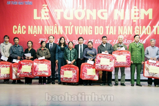 Cũng tại buổi lễ, UBND tỉnh, UBND TP. Hà Tĩnh đã trao tặng 17 suất quà cho các nạn nhân, gia đình nạn nhân bị TNGT có hoàn cảnh đặc biệt khó khăn do TNGT để lại.