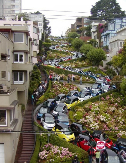 Con đường gấp khúc nhất thế giới Đường Lombard, San Francisco, Mỹ là con đường khúc khuỷu nhất thế giới với 8 lượt gấp khúc kiểu zíczắc ngắn và đều nhau. Đường đủ rộng cho 2 ô tô đi ngược chiều nhau. Xung quanh các nếp gấp của đường, người ta trồng rất nhiều loại cây xanh và hoa. Viêc đi bộ hoặc thử lái xe tại con đường này là một trong những trải nghiệm du lịch tại San Francisco. Lý do của sự uốn lượn này là vì đường phố quá dốc nên các đường gấp khúc lần lượt được xây nối tiếp nhau để đảm bảo an toàn cho xe cộ. Con đường gấp khúc nhất thế giới Đường Lombard, San Francisco, Mỹ là con đường khúc khuỷu nhất thế giới với 8 lượt gấp khúc kiểu zíczắc ngắn và đều nhau. Đường đủ rộng cho 2 ô tô đi ngược chiều nhau. Xung quanh các nếp gấp của đường, người ta trồng rất nhiều loại cây xanh và hoa. Viêc đi bộ hoặc thử lái xe tại con đường này là một trong những trải nghiệm du lịch tại San Francisco. Lý do của sự uốn lượn này là vì đường phố quá dốc nên các đường gấp khúc lần lượt được xây nối tiếp nhau để đảm bảo an toàn cho xe cộ.