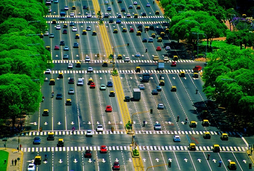 Con đường rộng nhất thế giới Đại lộ 9/7 (9 de Julio) tại Buenos Aires, Argentina được mệnh danh là đường rộng nhất thế giới với chiều rộng đạt 140m và có tới 14 làn xe. Tên đường được đặt để tưởng niệm ngày Độc lập của Argentina. Con đường rộng nhất thế giới Đại lộ 9/7 (9 de Julio) tại Buenos Aires, Argentina được mệnh danh là đường rộng nhất thế giới với chiều rộng đạt 140m và có tới 14 làn xe. Tên đường được đặt để tưởng niệm ngày Độc lập của Argentina.