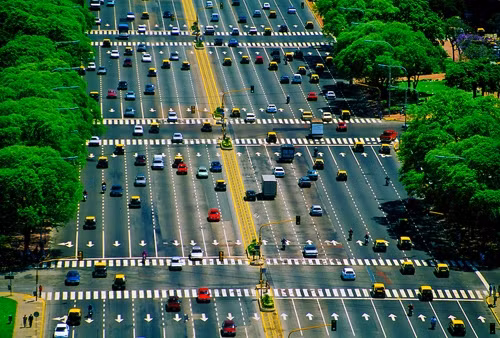 Con đường rộng nhất thế giới Đại lộ 9/7 (9 de Julio) tại Buenos Aires, Argentina được mệnh danh là đường rộng nhất thế giới với chiều rộng đạt 140m và có tới 14 làn xe. Tên đường được đặt để tưởng niệm ngày Độc lập của Argentina. Con đường rộng nhất thế giới Đại lộ 9/7 (9 de Julio) tại Buenos Aires, Argentina được mệnh danh là đường rộng nhất thế giới với chiều rộng đạt 140m và có tới 14 làn xe. Tên đường được đặt để tưởng niệm ngày Độc lập của Argentina.