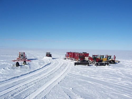 Đường lạnh nhất thế giới Cung đường lạnh nhất thế giới thuộc về cao tốc Mc Murdo ở Nam Cực. Con đường này dài 1.601km nối Mc Murdo tới trạm Amundsen-Scott ở Nam Cực. Đây không phải là đường nhựa mà hầu như chỉ toàn băng tuyết và được đánh dấu bằng những lá cờ nhỏ. Đường Mc Murdo chỉ được sử dụng cho việc vận chuyển nhiên liệu và hàng hóa tới trạm ở Nam Cực. Người ta thường phải mất tới 40 ngày để đi qua nơi đây. Đường lạnh nhất thế giới Cung đường lạnh nhất thế giới thuộc về cao tốc Mc Murdo ở Nam Cực. Con đường này dài 1.601km nối Mc Murdo tới trạm Amundsen-Scott ở Nam Cực. Đây không phải là đường nhựa mà hầu như chỉ toàn băng tuyết và được đánh dấu bằng những lá cờ nhỏ. Đường Mc Murdo chỉ được sử dụng cho việc vận chuyển nhiên liệu và hàng hóa tới trạm ở Nam Cực. Người ta thường phải mất tới 40 ngày để đi qua nơi đây.