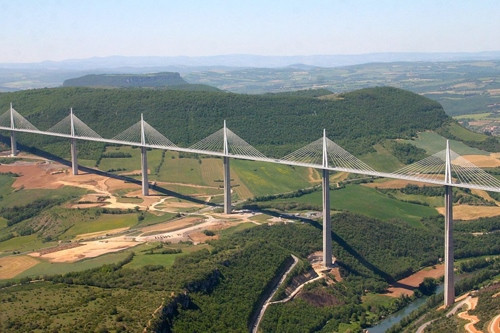 Đường cao nhất thế giới Đường cầu Millau Viaduct tại Pháp là đường cao nhất trên thế giới khi xe cộ phải lưu thông ở các tầng cao tới 343m so với mặt đất. Con đường này dài 2.46km, được chia đều thành 6 chặng và nặng khoảng 36.000 tấn. Millau Viaduct nằm trên cây cầu vắt ngang thung lũng của sông Tarn ở phía bắc nước Pháp, được khai trương vào tháng 12/2004 sau 3 năm khởi công xây dựng. Đường cao nhất thế giới Đường cầu Millau Viaduct tại Pháp là đường cao nhất trên thế giới khi xe cộ phải lưu thông ở các tầng cao tới 343m so với mặt đất. Con đường này dài 2.46km, được chia đều thành 6 chặng và nặng khoảng 36.000 tấn. Millau Viaduct nằm trên cây cầu vắt ngang thung lũng của sông Tarn ở phía bắc nước Pháp, được khai trương vào tháng 12/2004 sau 3 năm khởi công xây dựng.